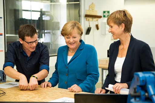 Besuch von Angela Merkel: „UnternehmerTUM beispielhaft in Deutschland“