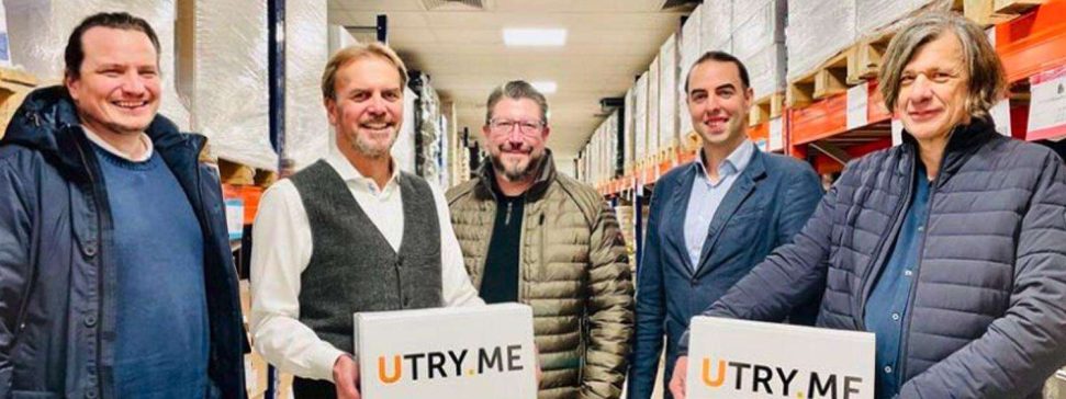 Die Utry.me-Gründer Tobias Neuburger und André Moll (1. und 4. v. l.) mit den Investoren Alfred Karl, Markus Galler und Ottmar Neuburger (2., 3. und 5. v. l.)
